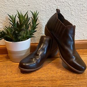 Women's Clark’s Artisan Ankle boots with rubber sole